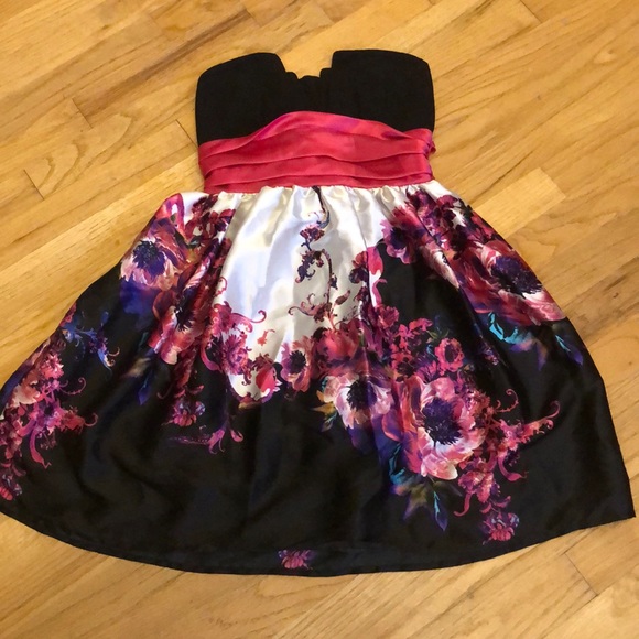 Trixxi Dresses & Skirts - Elegant Floral dress